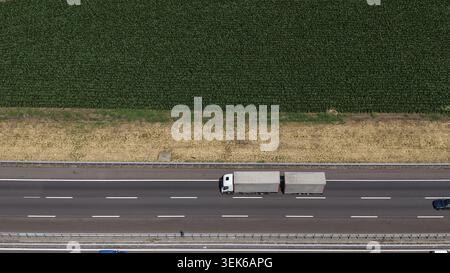 Lkw-Anhänger Auf Dem Highway Aus Der Vogelperspektive Stockfoto