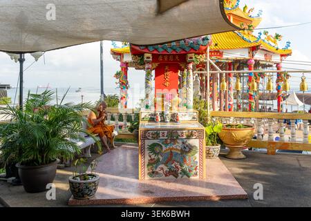 Koh Loy, Thailand. 31. Mai 2026. Ein Mönch zündet eine Zigarette im Wat Koh Loy Tempel auf Koh Loy Island an. Wat Koh Loy (Sri Maharacha Tempel) steht auf dem höchsten Punkt von Koh Loy, einer kleinen Insel 500 Meter vor der Küste von Si Racha, Chon Buri, die mit dem Festland durch eine Brücke verbunden ist. Quelle: SOPA Images Limited/Alamy Live News Stockfoto