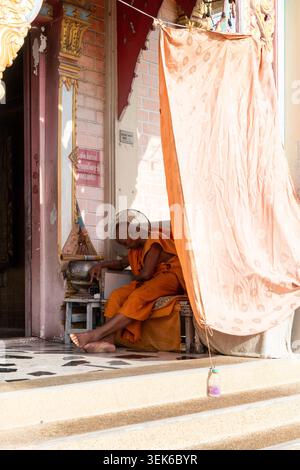 Koh Loy, Thailand. 31. Mai 2026. Ein Mönch sitzt hinter einem Vorhang für Schatten vor Sonne und Hitze im Wat Koh Loy Tempel auf Koh Loy Island. Wat Koh Loy (Sri Maharacha Tempel) steht auf dem höchsten Punkt von Koh Loy, einer kleinen Insel 500 Meter vor der Küste von Si Racha, Chon Buri, die mit dem Festland durch eine Brücke verbunden ist. Quelle: SOPA Images Limited/Alamy Live News Stockfoto