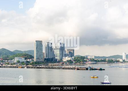 Koh Loy, Thailand. 31. Mai 2026. Allgemeiner Blick auf das Stadtbild von Si Racha von Koh Loy Island. Wat Koh Loy (Sri Maharacha Tempel) steht auf dem höchsten Punkt von Koh Loy, einer kleinen Insel 500 Meter vor der Küste von Si Racha, Chon Buri, die mit dem Festland durch eine Brücke verbunden ist. Quelle: SOPA Images Limited/Alamy Live News Stockfoto