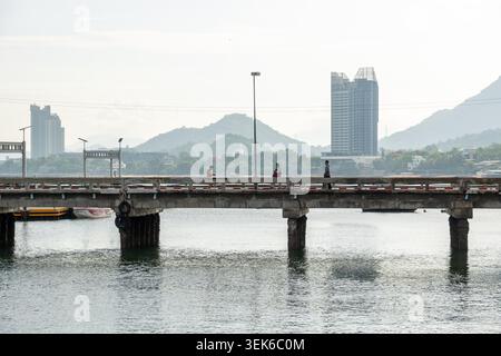 Koh Loy, Thailand. 31. Mai 2026. Fußgänger gehen über die Brücke zum Koh Loy Pier auf Koh Loy Island. Wat Koh Loy (Sri Maharacha Tempel) steht auf dem höchsten Punkt von Koh Loy, einer kleinen Insel 500 Meter vor der Küste von Si Racha, Chon Buri, die mit dem Festland durch eine Brücke verbunden ist. Quelle: SOPA Images Limited/Alamy Live News Stockfoto