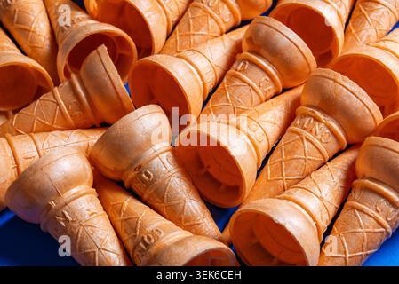 Nahaufnahme Gestapelte Leere Eiskegel Aus Wafer Bereit Zum Befüllen Stockfoto