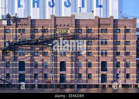 Industrielles Erbe Und Stadterneuerung: Lassie Reisfabrik In Wormer, Niederlande, Die Historische Architektur Widerspiegelt Stockfoto