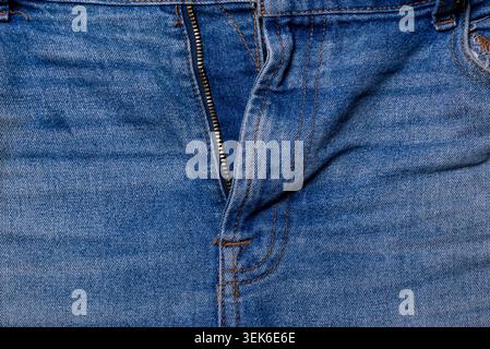 Detaillierte Nahaufnahme der Blue Denim Jeans Fly mit Metallreißverschluss und Nähten Stockfoto