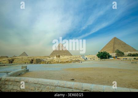 Kairo, Ägypten - 21. Januar 2025: Ein malerischer Blick auf die Großen Pyramiden von Gizeh und die Sphinx, aufgenommen während einer morgendlichen Bustour auf dem Gizeh-Plateau. Stockfoto