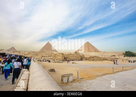 Gizeh, Ägypten - 21. Januar 2025: Touristen spazieren in der Nähe der Großen Sphinx und der Großen Pyramiden von Gizeh, einer berühmten antiken archäologischen Stätte in Ägypten. Stockfoto