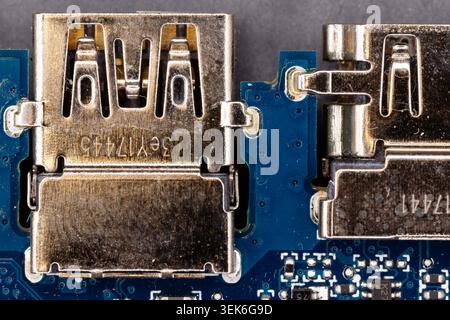 Makroansicht mit elektronischen Komponenten und Anschlüssen auf einer Hauptplatine Stockfoto