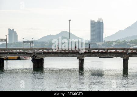Koh Loy, Thailand. 31. Mai 2026. Fußgänger gehen über die Brücke zum Koh Loy Pier auf Koh Loy Island. Wat Koh Loy (Sri Maharacha Tempel) steht auf dem höchsten Punkt von Koh Loy, einer kleinen Insel 500 Meter vor der Küste von Si Racha, Chon Buri, die mit dem Festland durch eine Brücke verbunden ist. (Foto: Nathalie Jamois/SOPA Images/SIPA USA) Credit: SIPA USA/Alamy Live News Stockfoto