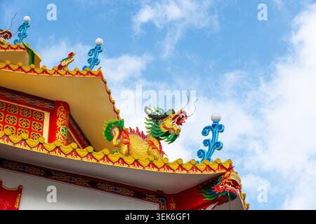 Koh Loy, Thailand. 31. Mai 2026. Eine Nahaufnahme einer Drachenskulptur auf dem Dach des buddhistischen Tempels Wat Koh Loy auf Koh Loy Island. Wat Koh Loy (Sri Maharacha Tempel) steht auf dem höchsten Punkt von Koh Loy, einer kleinen Insel 500 Meter vor der Küste von Si Racha, Chon Buri, die mit dem Festland durch eine Brücke verbunden ist. (Foto: Nathalie Jamois/SOPA Images/SIPA USA) Credit: SIPA USA/Alamy Live News Stockfoto