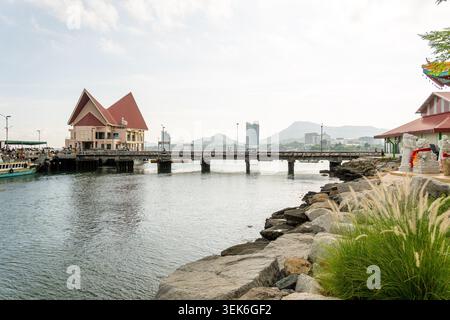 Koh Loy, Thailand. 31. Mai 2026. Allgemeiner Blick auf Koh Loy Pier auf Koh Loy Island. Wat Koh Loy (Sri Maharacha Tempel) steht auf dem höchsten Punkt von Koh Loy, einer kleinen Insel 500 Meter vor der Küste von Si Racha, Chon Buri, die mit dem Festland durch eine Brücke verbunden ist. (Foto: Nathalie Jamois/SOPA Images/SIPA USA) Credit: SIPA USA/Alamy Live News Stockfoto