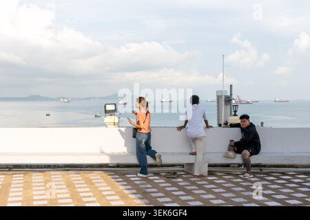 Koh Loy, Thailand. 31. Mai 2026. Junge Menschen beobachten das Meer vom Dach des Tempels Wat Koh Loy auf Koh Loy Island. Wat Koh Loy (Sri Maharacha Tempel) steht auf dem höchsten Punkt von Koh Loy, einer kleinen Insel 500 Meter vor der Küste von Si Racha, Chon Buri, die mit dem Festland durch eine Brücke verbunden ist. (Foto: Nathalie Jamois/SOPA Images/SIPA USA) Credit: SIPA USA/Alamy Live News Stockfoto