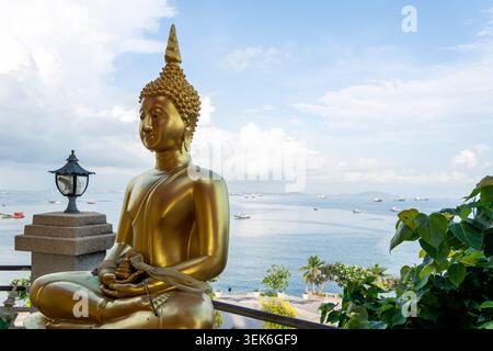 Koh Loy, Thailand. 31. Mai 2026. Eine goldene Buddha-Statue mit dem Meer im Hintergrund im Wat Koh Loy Tempel auf Koh Loy Island. Wat Koh Loy (Sri Maharacha Tempel) steht auf dem höchsten Punkt von Koh Loy, einer kleinen Insel 500 Meter vor der Küste von Si Racha, Chon Buri, die mit dem Festland durch eine Brücke verbunden ist. (Foto: Nathalie Jamois/SOPA Images/SIPA USA) Credit: SIPA USA/Alamy Live News Stockfoto