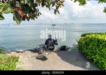 Koh Loy, Thailand. 31. Mai 2026. Ein Mann fischt mit seiner Ausrüstung am Meer auf Koh Loy Island. Wat Koh Loy (Sri Maharacha Tempel) steht auf dem höchsten Punkt von Koh Loy, einer kleinen Insel 500 Meter vor der Küste von Si Racha, Chon Buri, die mit dem Festland durch eine Brücke verbunden ist. (Foto: Nathalie Jamois/SOPA Images/SIPA USA) Credit: SIPA USA/Alamy Live News Stockfoto