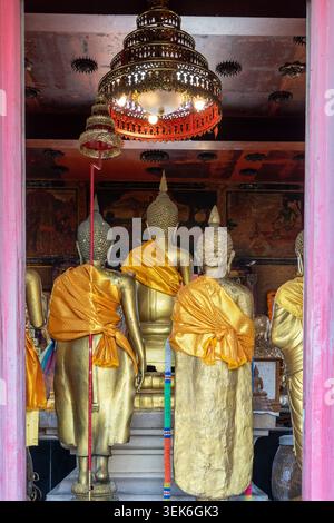 Koh Loy, Thailand. 31. Mai 2026. Buddhistische Statuen im Wat Koh Loy Tempel auf Koh Loy Island. Wat Koh Loy (Sri Maharacha Tempel) steht auf dem höchsten Punkt von Koh Loy, einer kleinen Insel 500 Meter vor der Küste von Si Racha, Chon Buri, die mit dem Festland durch eine Brücke verbunden ist. (Foto: Nathalie Jamois/SOPA Images/SIPA USA) Credit: SIPA USA/Alamy Live News Stockfoto