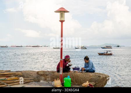 Koh Loy, Thailand. 31. Mai 2026. Ein Paar beim Essen auf einem großen Felsen am Meer auf Koh Loy Island. Wat Koh Loy (Sri Maharacha Tempel) steht auf dem höchsten Punkt von Koh Loy, einer kleinen Insel 500 Meter vor der Küste von Si Racha, Chon Buri, die mit dem Festland durch eine Brücke verbunden ist. (Foto: Nathalie Jamois/SOPA Images/SIPA USA) Credit: SIPA USA/Alamy Live News Stockfoto