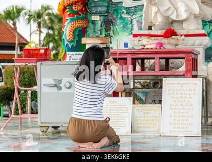 Koh Loy, Thailand. 31. Mai 2026. Eine Frau betet und fotografiert ihre Räucherstäbchen im Wat Koh Loy Tempel auf Koh Loy Island. Wat Koh Loy (Sri Maharacha Tempel) steht auf dem höchsten Punkt von Koh Loy, einer kleinen Insel 500 Meter vor der Küste von Si Racha, Chon Buri, die mit dem Festland durch eine Brücke verbunden ist. (Foto: Nathalie Jamois/SOPA Images/SIPA USA) Credit: SIPA USA/Alamy Live News Stockfoto