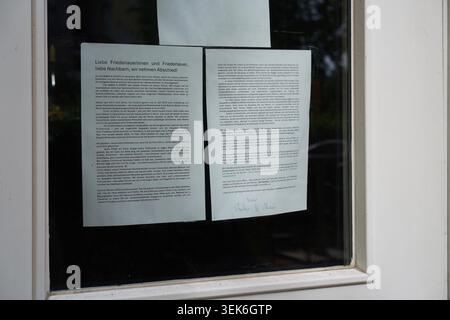 Berlin, Deutschland - 1. Juni 2026: Abschiedsbrief der Besitzer an der Tür der jüdischen Bäckerei Babka und Krantz unter Hinweis auf Antisemitismus und Krise. Stockfoto