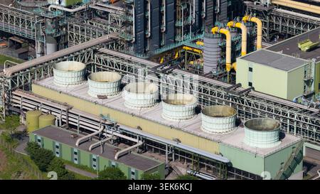 Luftaufnahme des Kokerei Schwelgern KBS thyssenkrupp Steel-Werks mit Kühltürmen und Industrieinfrastruktur in Duisburg, Nordrhein-Wes Stockfoto