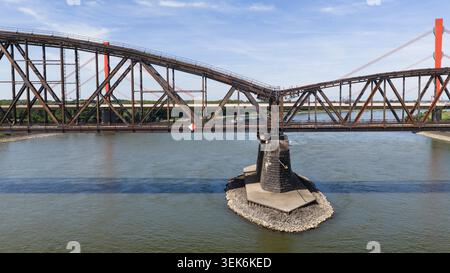 Aus der Vogelperspektive die Haus-Knipp Eisenbahnbrücke mit ihrer massiven Stahlfachwerkkonstruktion und Steinsäule über den Rhein in Duisburg, Nordrhein-Wes Stockfoto