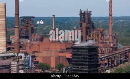 Luftaufnahme des Kokerei Schwelgern KBS thyssenkrupp Stahlwerks mit massiven Hochöfen, Industrieschornsteinen und komplexen Stahlkonstruktionen Duisburg Stockfoto
