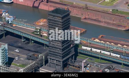 Aus der Vogelperspektive des Kokerei Schwelgern Kokerei mit seinem massiven Turm, Förderanlagen und Frachtkähnen entlang des Industriewassers in Duisb Stockfoto