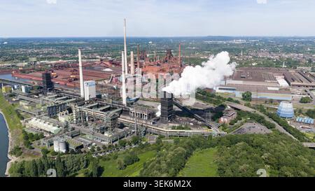 Luftaufnahme der Kokerei Schwelgern KBS thyssenkrupp Stahlkokerei mit Rauchschornsteinen und Industriebauten nahe dem Rhein Duisbur Stockfoto