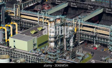 Luftaufnahme der Kokerei Schwelgern KBS thyssenkrupp Steel mit Industrierohren und komplexen Stahlkonstruktionen in Duisburg, Nordrhein-Westfalen, Germa Stockfoto