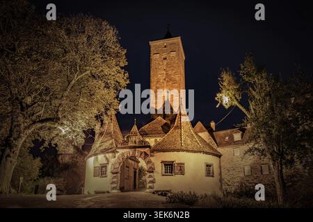 Rothenburg ab der Tauber, Deutschland - 08.10.2024: Das Burgtor mit Torhütte am Abend. Rothenburg ob der Tauber Stockfoto