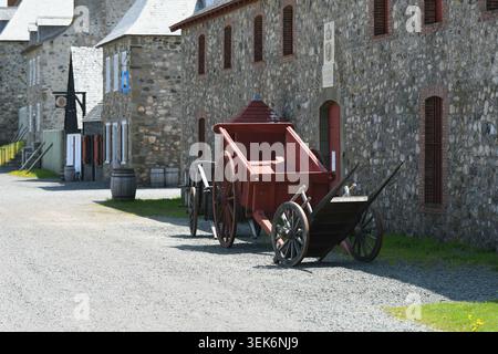 Historische Gebäude aus rotem Holzkarren und Steinkolonialbauten in der Festung Louisbourg in Nova Scotia, Kanada Stockfoto