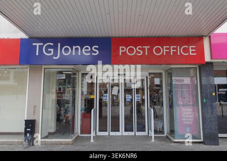TG Jones und Post Office Storefront. Automatische Haupteingangstüren aus Glas, flankiert von großen Glasfenstern unter einem breiten, modernen überdachten Vordach. Stockfoto