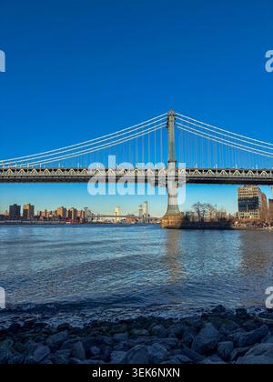 New York City, NY, USA, Manhattan Skyline am Brooklyn DUMBO/Fulton Ferry Pier, Manhattan Bridge, vertikale Landschaft Stockfoto