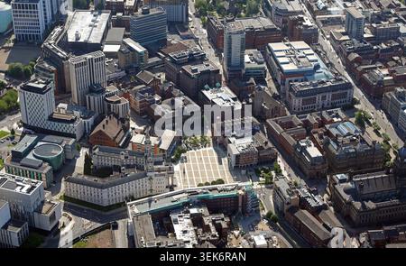 Aus der Vogelperspektive auf die Gegend um und einschließlich Bürgerhalle, Millennium Square & City Museum im Stadtzentrum von Leeds, dieser Blick von Westen nach Osten Stockfoto