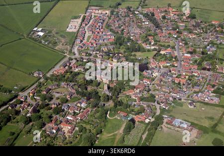 Luftbild des Dorfes Stathern, Melton Mowbray, Leicestershire. Die St-Guthlac-Kirche und die Stathern Primary School sind im Vordergrund deutlich zu sehen. Stockfoto