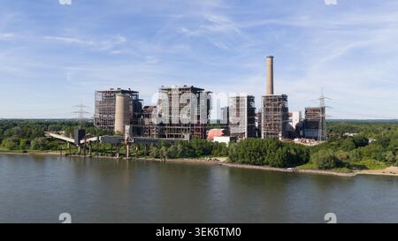 Drohnenansicht des ehemaligen kohlebefeuerten Kraftwerks Voerde am Rhein in Nordrhein-Westfalen mit großräumigem Abriss, Indust Stockfoto