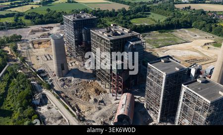 Luftaufnahme des Kraftwerks Voerde unter Abriss mit massiven Stahlkonstruktionen und Schutt umgeben von grünen Feldern in Voerde, Nort Stockfoto