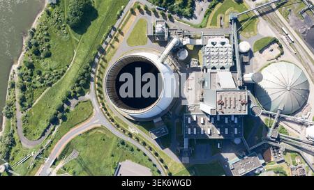 Aus der Vogelperspektive des Kraftwerks Walsum mit seinem massiven Kühlturm und der Industrieinfrastruktur nahe dem Rhein in Duisburg, Nordrhein-Westfal Stockfoto