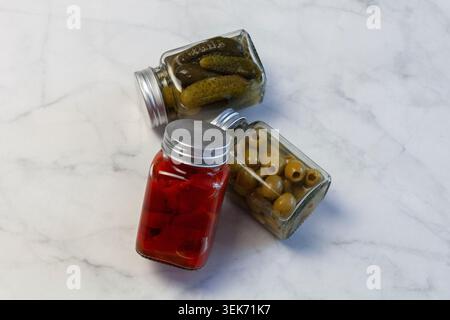 Blick von oben auf hausgemachtes eingelegtes Gemüse in Glasgläsern Stockfoto