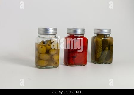 Konserviertes Gemüse und Oliven in Glasgläsern mit Kopierraum Stockfoto