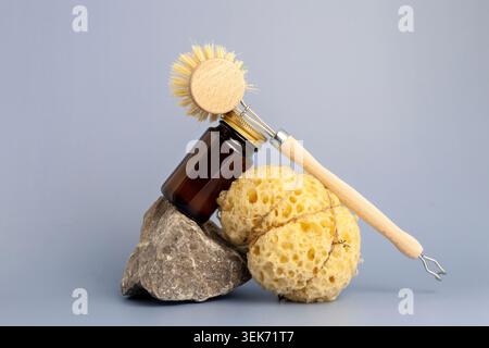 Badezimmeraccessoires mit brauner Glasflasche und natürlichem Schwamm Stockfoto