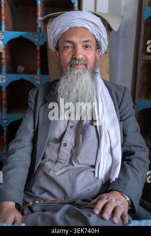 Afghane mit langem weißem Bart und weißem Turban in der mazar-i-sharif-Moschee Stockfoto