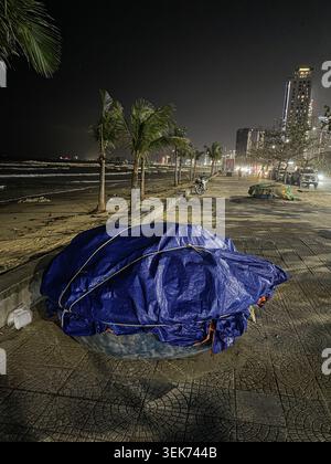 Da Nang Beach im Zentrum von Vietnam tagsüber, mit langen, hellen Sandstränden, sanfter Brandung und klarem Blick entlang der Küste. Stockfoto