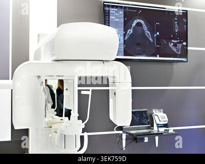Dentaler 3D-Scanner zur Implantatplatzierung Stockfoto