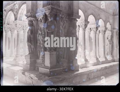 Marcel Maillard fotografierte die Nordostsäule, die 1951 als Saint-Etienne identifiziert wurde, im Kreuzgang der Cathédrale Saint-Trophime in Arles. Der silberne Gelatinedruck dokumentiert skulpturale und architektonische Elemente im Kreuzgang der Kathedrale. Stockfoto