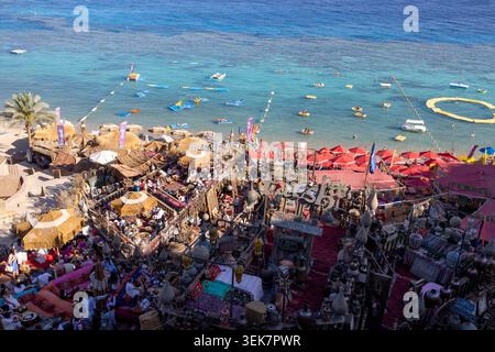Sharm El Sheikh Egypt, 1. Mai 2026: Erhöhter Blick auf die Farsha Mountain Lounge in Sharm El Sheikh Egypt mit Blick auf das Rote Meer mit traditionellen Sitzgelegenheiten Stockfoto