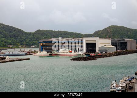 Yilan, Taiwan - 31. März 2025: Lungteh Shipbuilding Plant No.6 im Hafen von Suao, bekannt für Marine- und Patrouillenschiffe, mit einem Ausbildungsschiff. Stockfoto