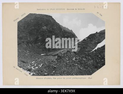 Pierre Fèvre fotografierte den Arnes-Gletscher 1933 am Fotomotiv Ph 2 in der Nähe von Bessans, Savoie, Frankreich, und dokumentierte dabei Gletscherformationen in Bergregionen. Stockfoto