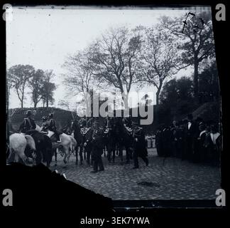 Die Einweihung des Kriegsdenkmals für die Gendarmen findet am 1. November 1900 in Brest statt. Die Glasplatte zeigt dieses zeremonielle Ereignis und die Einweihung des Bürgerdenkmals. Stockfoto