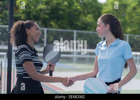 Aktive, vielfältige Leute spielen Pickleball auf dem Outdoor Court Stockfoto