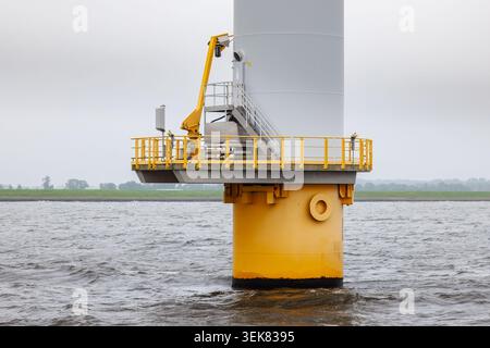 Westermeerwind Windpark in IJsselmeer an einem Hazy Day Stockfoto