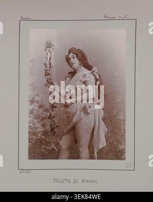 Paulette de Beauvais erscheint in einem Porträtfoto vom 7. Dezember 1895 für die Revue Tananarive... Na ja! Präsentiert beim Parisiana-Konzert in Paris. Das Foto zeigt einen Künstler, der mit der Pariser Unterhaltungs- und Theaterszene des späten 19. Jahrhunderts in Verbindung steht. Stockfoto
